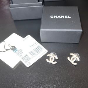 Chanel 21B CC earrings